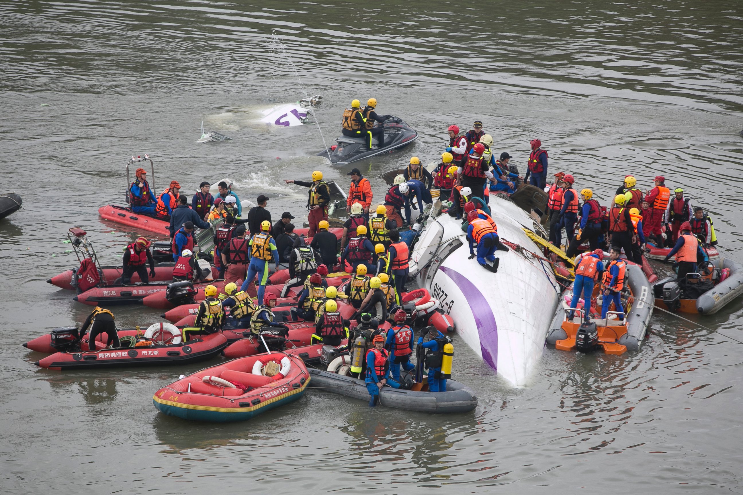 PHOTO: Rescue teams work to free people from a TransAsia Airways ATR 72-600 turboprop airplane that crashed into the Keelung River shortly after takeoff from Taipei Songshan Airport on Feb. 4, 2015 in Taipei, Taiwan. 