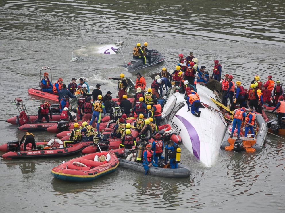 PHOTO: Rescue teams work to free people from a TransAsia Airways ATR 72-600 turboprop airplane that crashed into the Keelung River shortly after takeoff from Taipei Songshan Airport on Feb. 4, 2015 in Taipei, Taiwan.