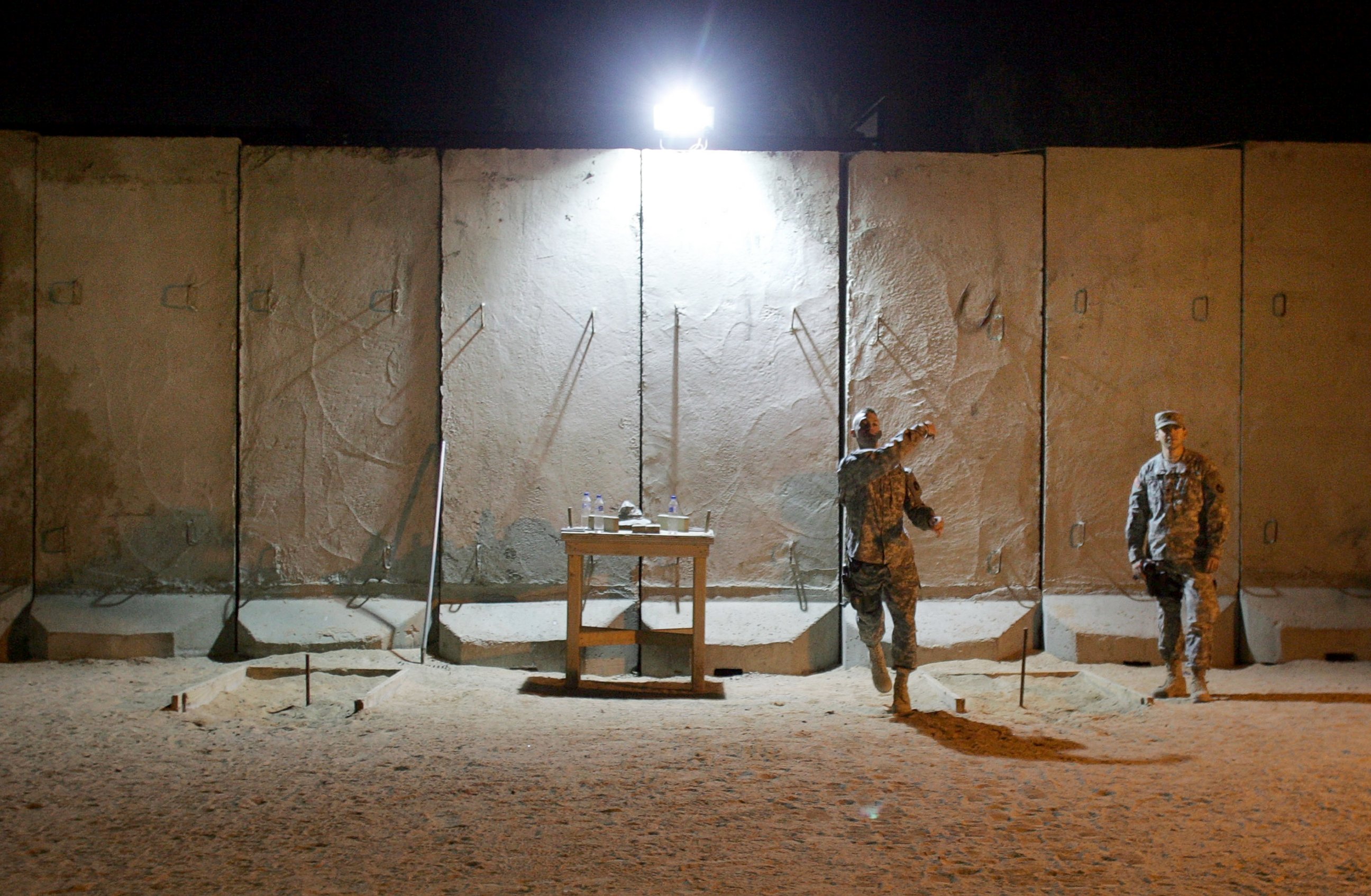 PHOTO: U.S. soldiers throw horse shoes while protected by blast walls from insurgent attacks at the American Embassy, Feb.  6, 2007, in Baghdad, Iraq. 