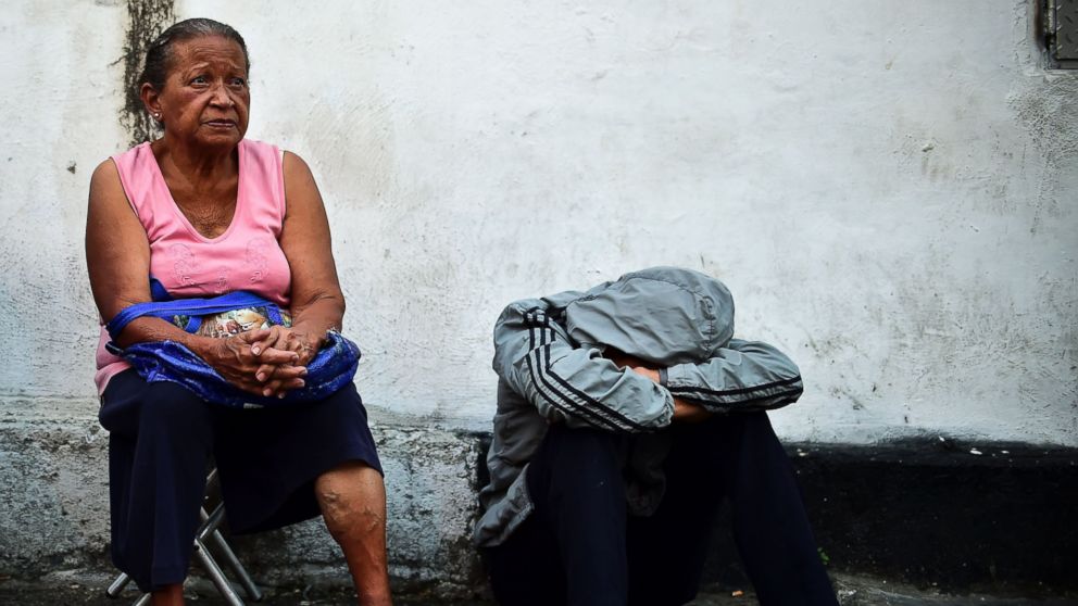 People queue to buy basic food and household items outside a supermarket in the poor neighborhood of Lidice, in Caracas, Venezuela, May 31, 2016.
