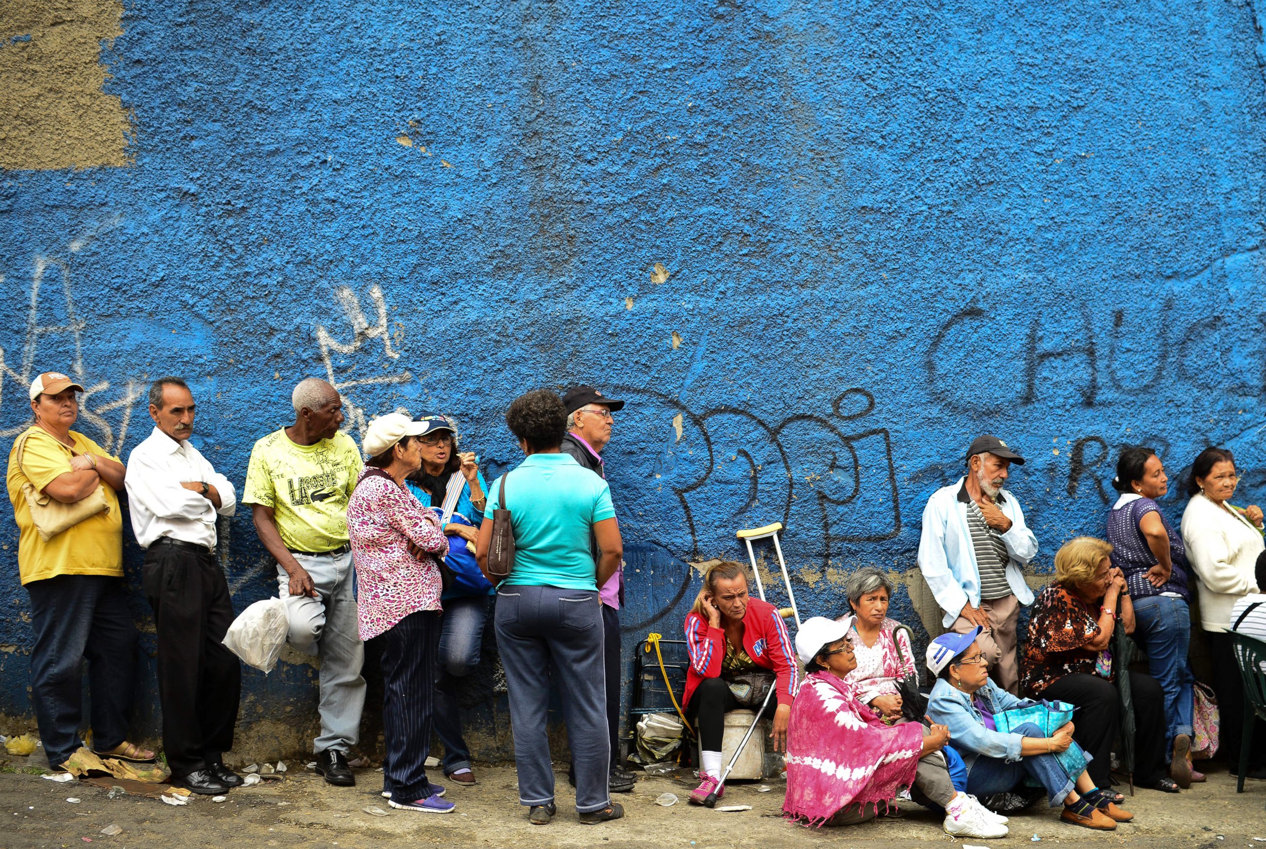 PHOTO: People line up to buy basic food and household items outside a supermarket in the poor neighborhood of Lidice, in Caracas, Venezuela, May 27, 2016. 