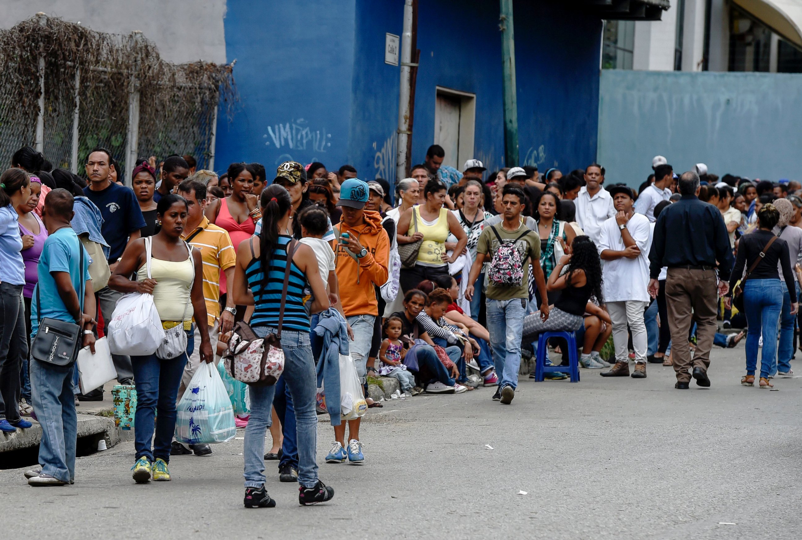 PHOTO: People queue to buy basic food and household items outside a supermarket in the Petare neighborhood in Caracas, June 1, 2016. 