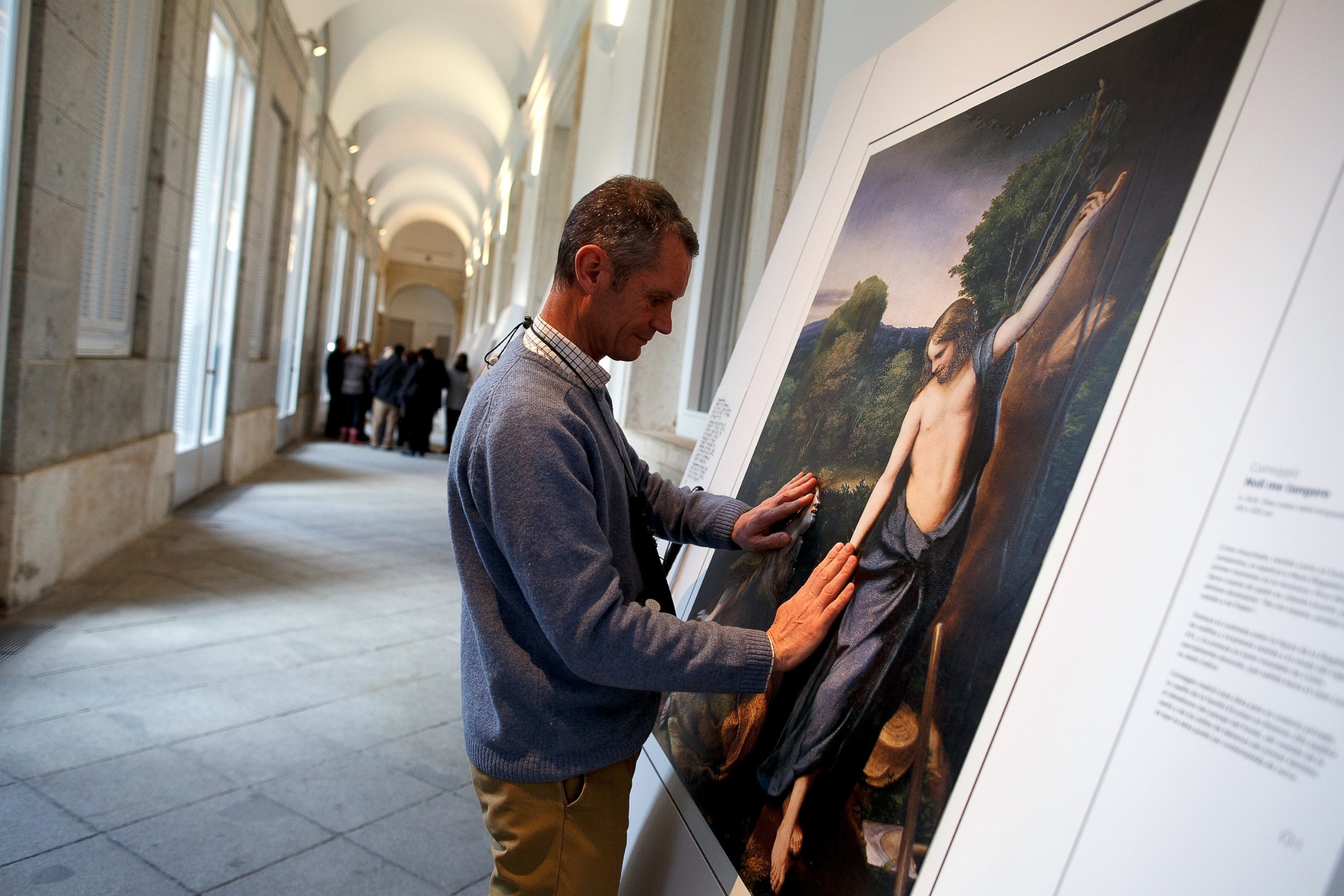Человек рассматривает картину. Корреджо Noli me Tangere. Мужчина в картинной галерее. Картина в музее.