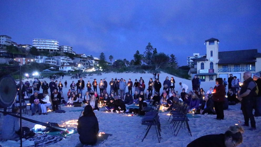 PHOTO: Family and friends at a sunrise vigil for Justine Damond on Freshwater beach in Sydney, New South Wales.Justine Damond was killed by a police officer in Minnesota.