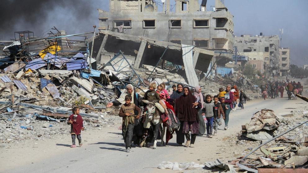 PHOTO: Displaced Palestinians are pictured fleeing the northern part of the Gaza Strip amid the ongoing Israeli military operation there, in Gaza City, on Nov. 5, 2024.