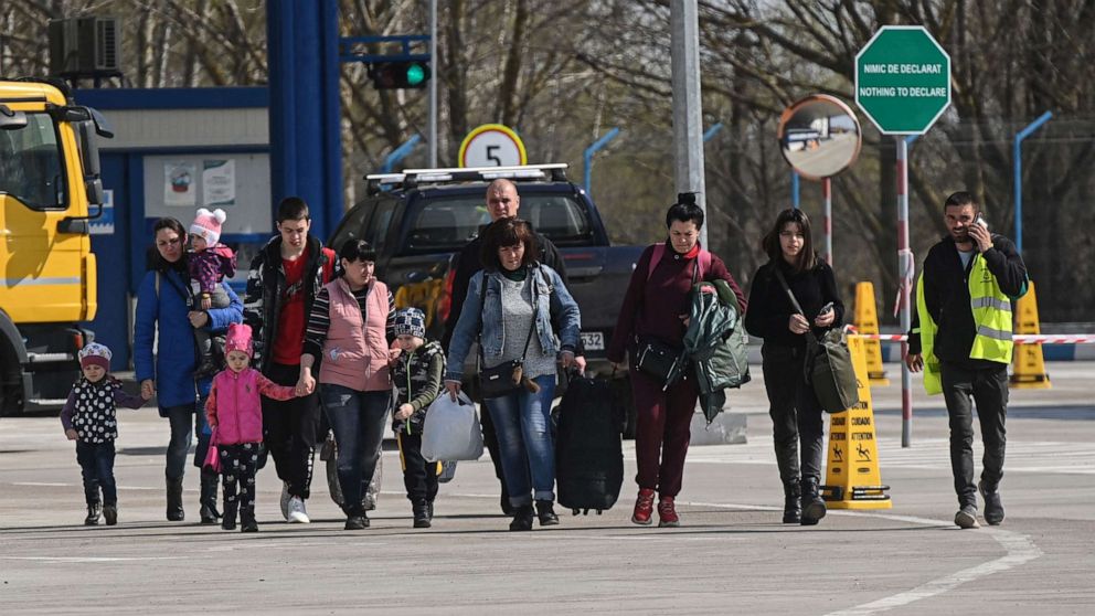 PHOTO: Refugees from Ukraine enter the Republic of Moldova at Palanca-Maiaky-Udobne border crossing point between Moldova and Ukraine, March 30, 2022.