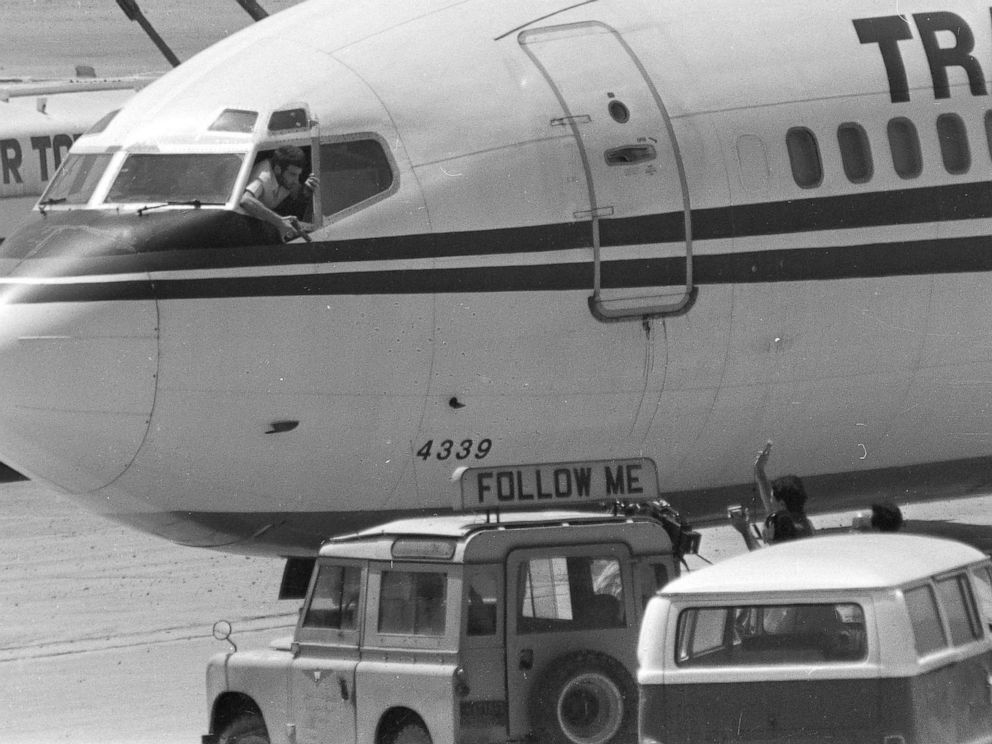 PHOTO: FILE - Σε αυτή την Τετάρτη, 19 Ιουνίου 1985 αρχείο φωτογραφίας, ένας αεροπειρατής σηματοδοτεί ένα όπλο προς ένα πλήρωμα ABC ειδησεογραφικών μέσων από το παράθυρο του πιλοτηρίου του τζιπ Trans World Airlines στο Διεθνές Αεροδρόμιο της Βηρυτού, Λίβανο.