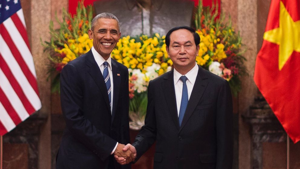 Barack Obama shakes hands with Vietnamese President Tran Dai Quang during his visit to the Presidential Palace in Hanoi, May 23, 2016.
