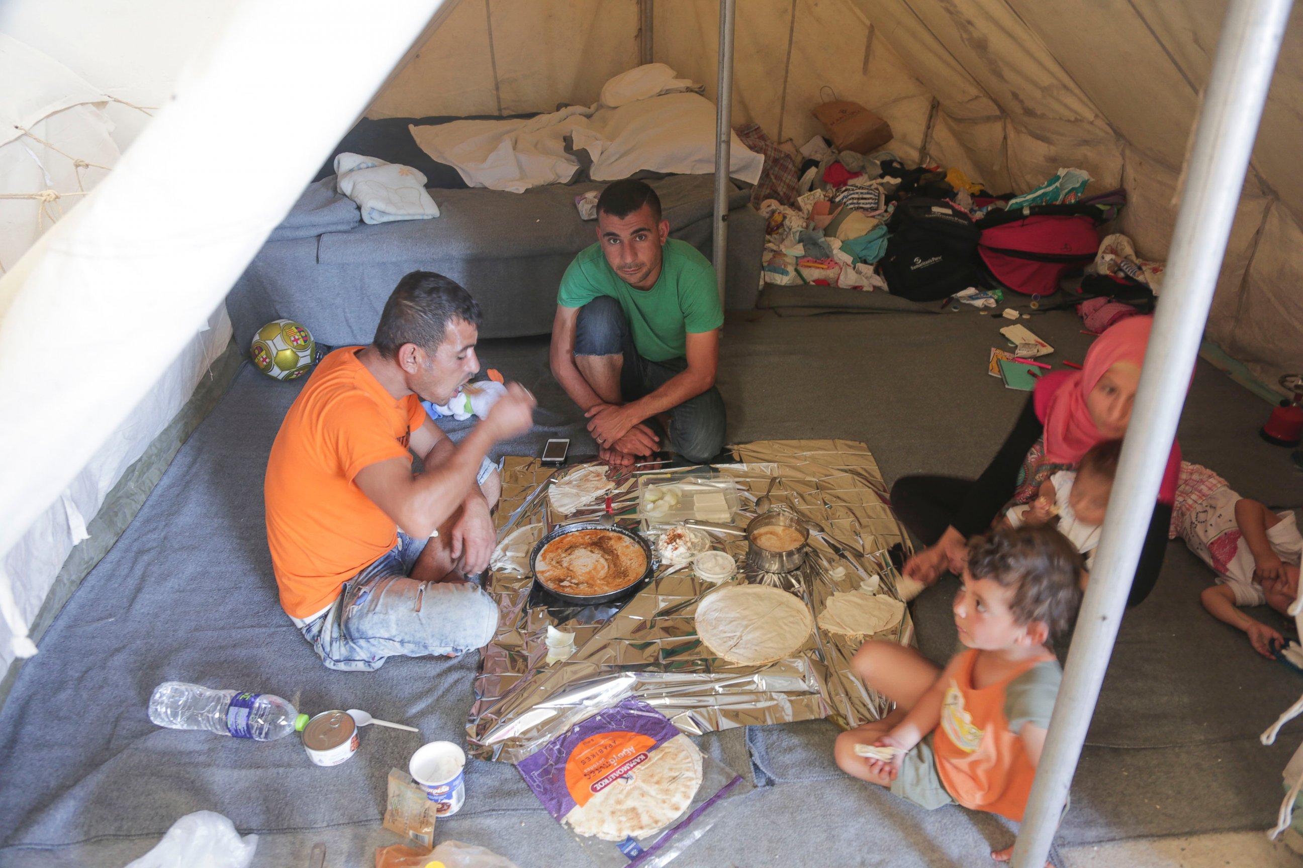 Seeking Shelter Amid War and Violence, Refugees Flee Their Homes Photos ...