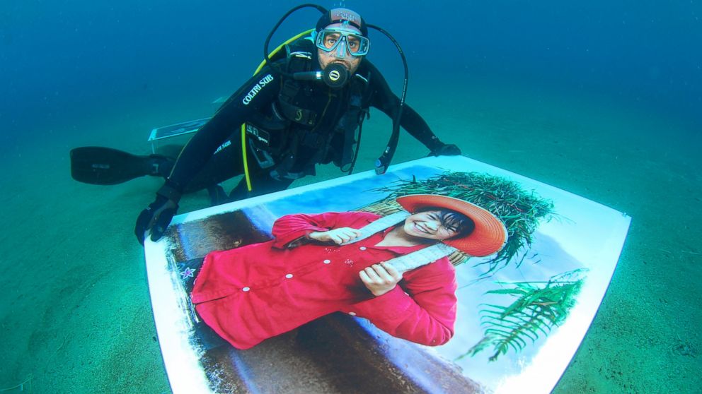 Artist Salvo Galano installs the underwater exhibition.