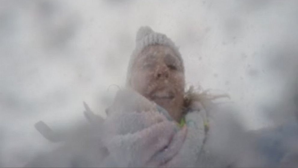Video shows a cloud of snow and ice due to an an avalanche on Mount Everest, April 25, 2015.