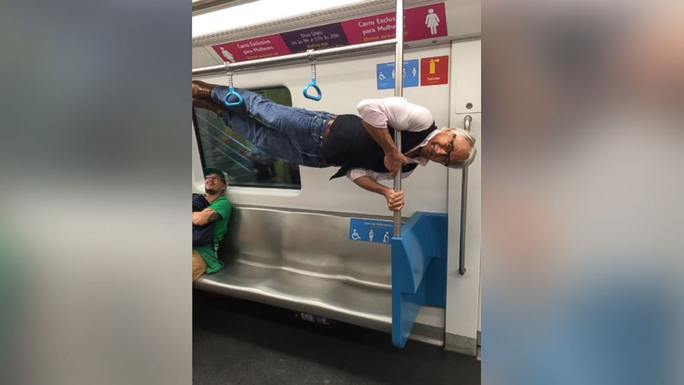A photo of a 68-year-old grandfather stunt on a Rio de Janeiro subway went viral on Twitter.