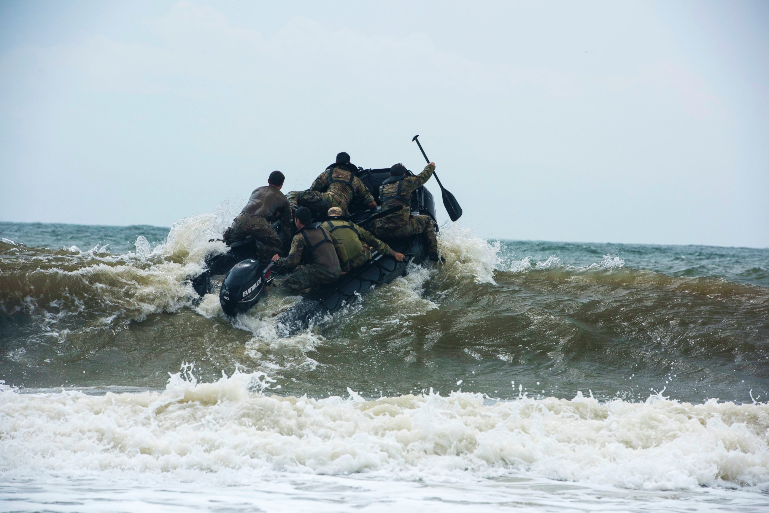 PHOTO: Members of the Army National Guard's 20th Special Forces Group (Airborne) enter the water at Naval Station Mayport, Fla., April 29, 2015.