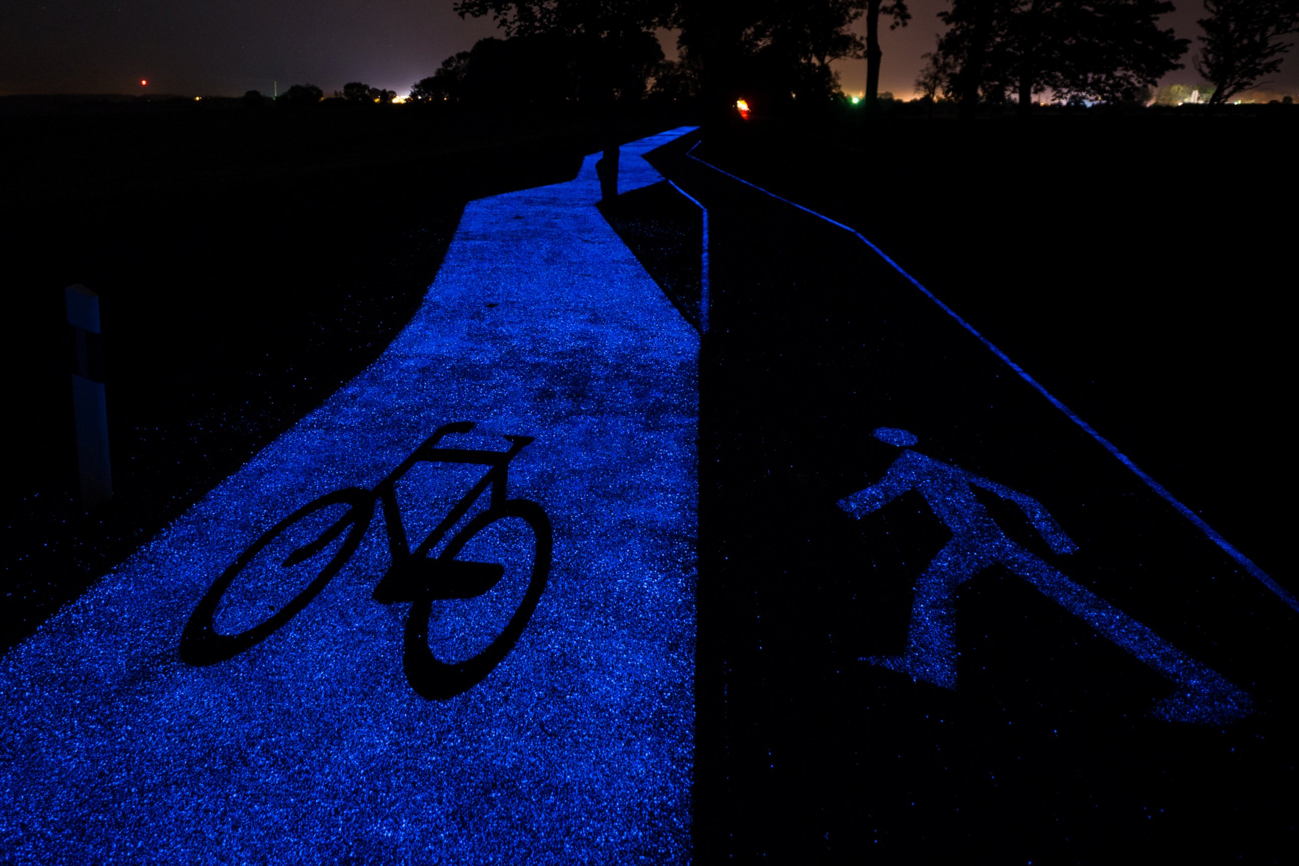 PHOTO: Poland unveiled a glow-in-the-dark bicycle path that "charges" using sunlight in the city of Olsztyn on Sept. 23, 2016. 