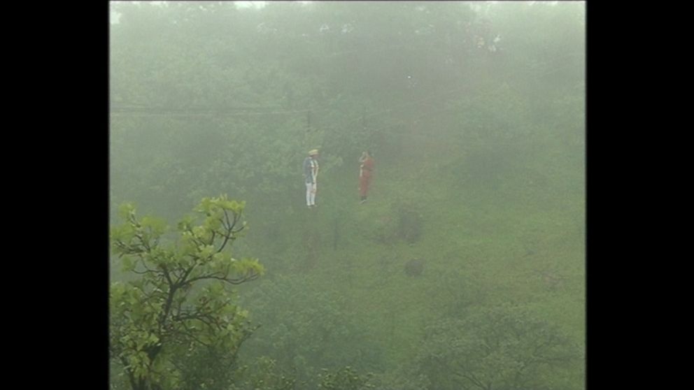 PHOTO: An Indian couple from Maharashtra was married hanging in the middle of a valley.