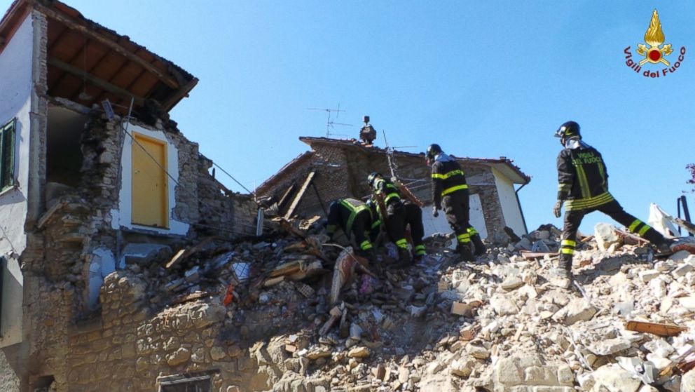 PHOTO: Firefighters have rescued a Golden Retriever from a pile of quake rubble after they heard the dog barking, nine days after the temblor struck central Italy.