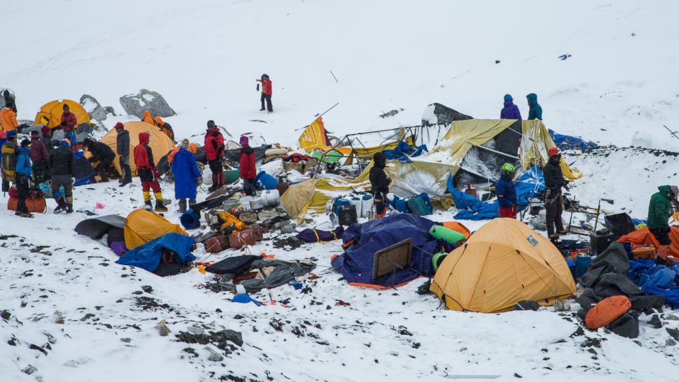 Photographer Documents Aftermath of Mt. Everest Avalanche - ABC News