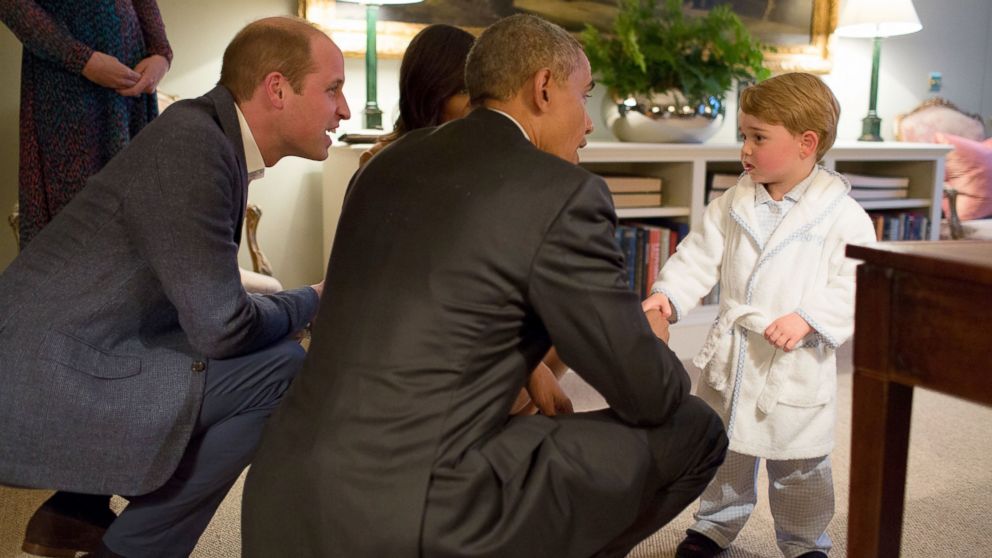 PHOTO: President Barack Obama and First Lady Michelle Obama meet Prince George, while the Duke and Duchess of Cambridge watch, at Kensington Palace in London, April 22, 2016.
