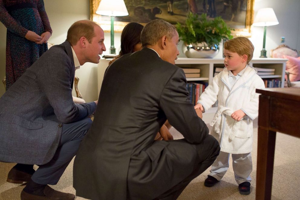   PHOTO: President Barack Obama and First Lady Michelle Obama meet Prince George while the Duke and Duchess of Cambridge watch at Kensington Palace in London on April 22, 2016. 