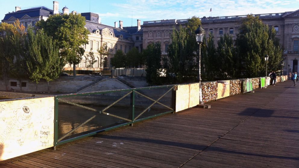 PHOTO: Experimental glass panels on the Pont des Arts will be shatter-proof and graffiti-resistant to prevent further damage to the bridge.