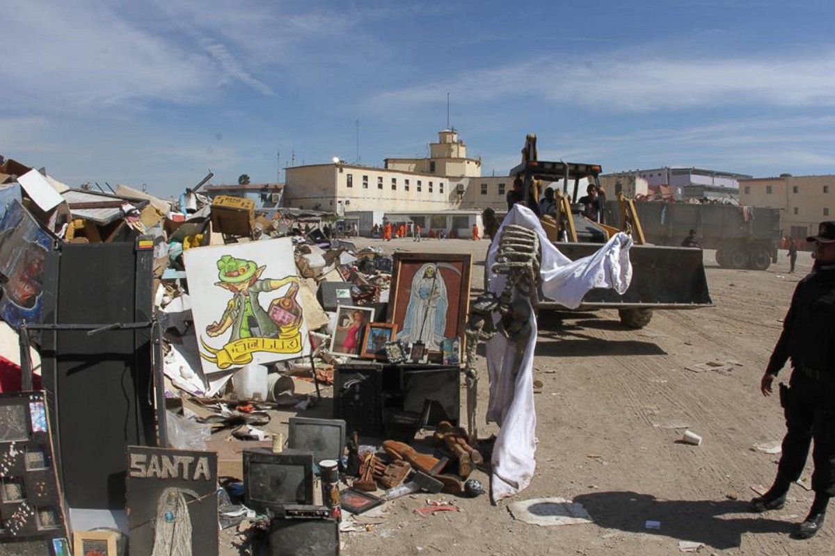 PHOTO: The prisoners' prohibited goods were dismantled by authorities.