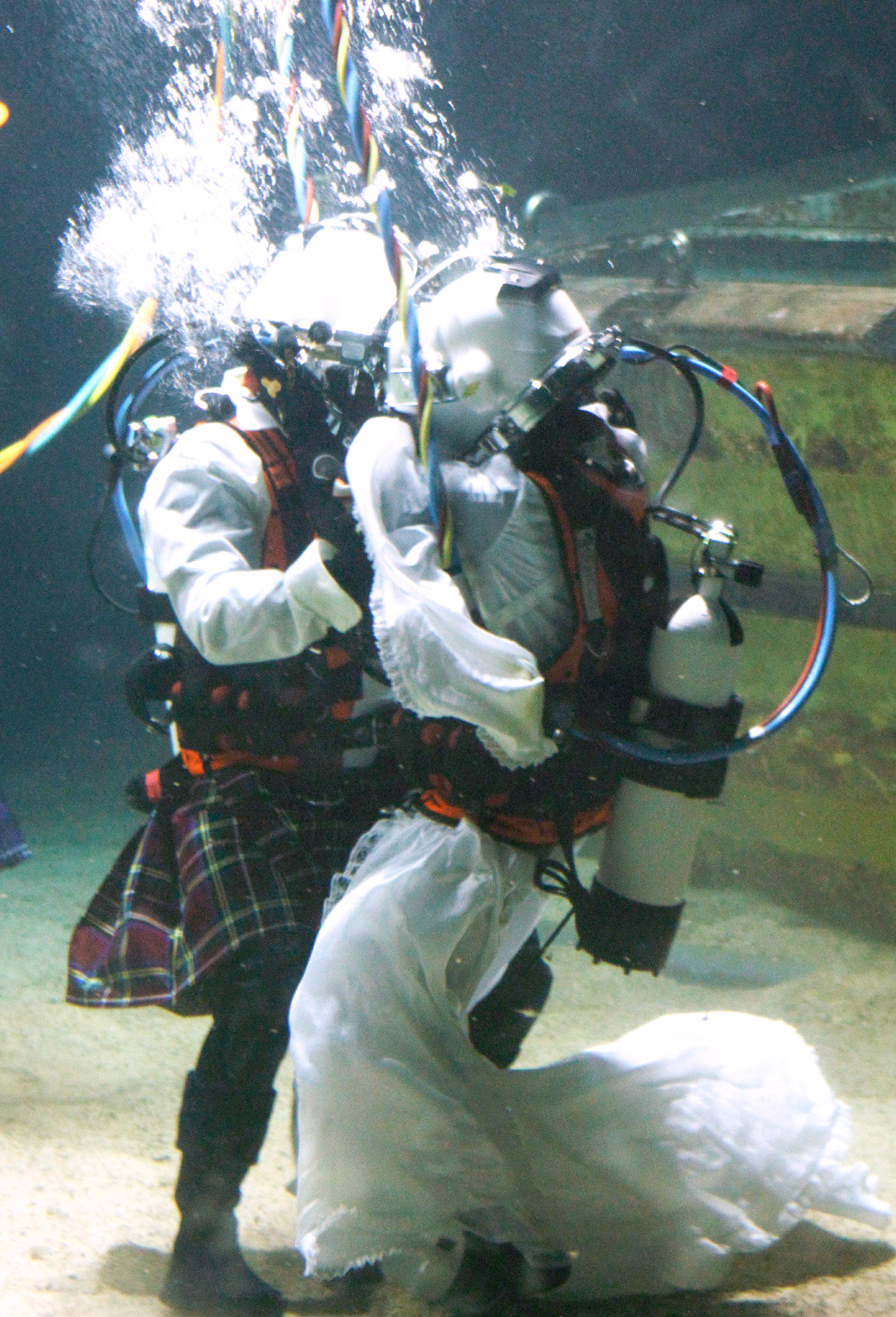 PHOTO: Dorota Bankowska and new husband James Abbott renew their vows underwater inside a diving tank at Fort William Underwater Center in Scotland, Nov. 22, 2014.