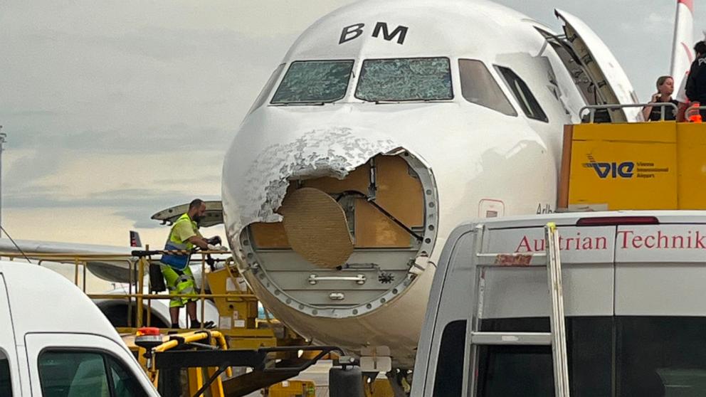 Gradobicie spowodowało znaczne uszkodzenia nosa i okien w kokpicie samolotu Austrian Airlines