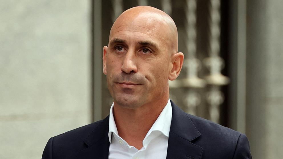 Los fiscales han pedido una pena de prisión de dos años y medio para el ex técnico del fútbol español que lo besó en el Mundial.