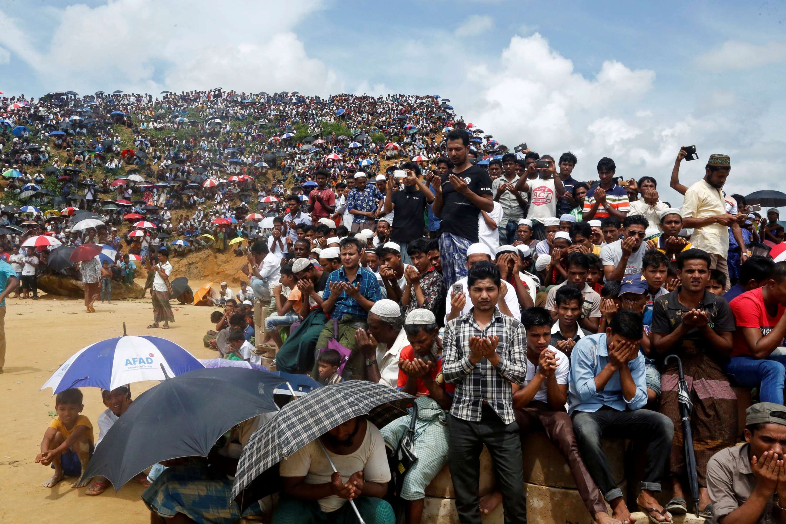 FILE PHOTO: Rohingya refugees take part in a prayer as they gather to mark the second anniversary of the exodus at the Kutupalong camp in Cox???s Bazar, Bangladesh, August 25, 2019. REUTERS/Rafiqur Rahman/File Photo