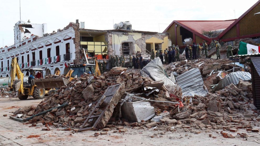 PHOTO: Soldiers remove debris from a partially collapsed municipal building after a powerful earthquake in Juchitan, Oaxaca state, Mexico, Sept. 8, 2017.