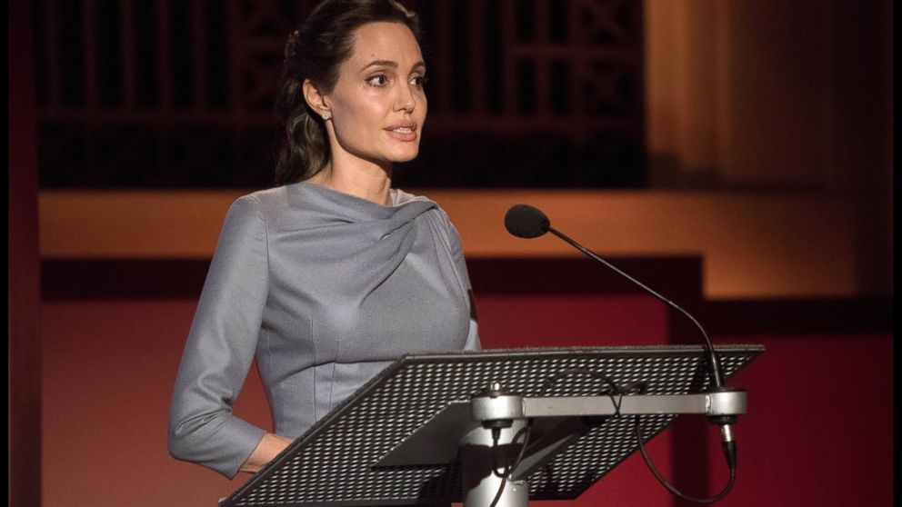 Angelina Jolie ưu ái mẫu túi xách cũng được Jisoo BLACKPINK diện