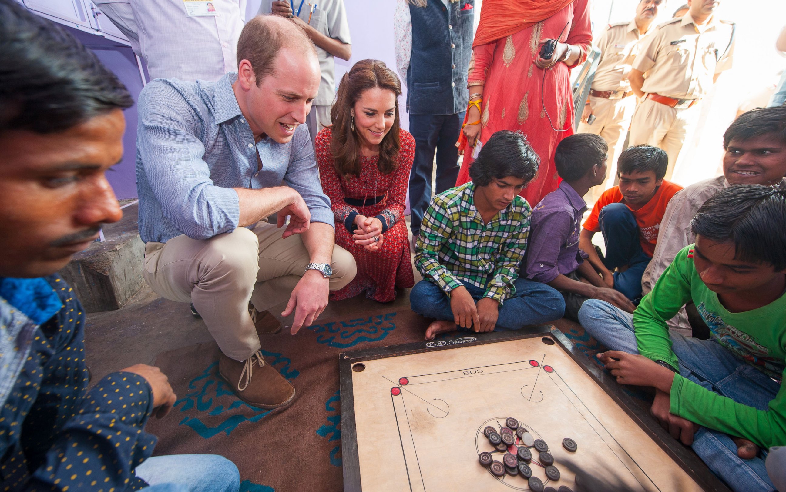 PHOTO:Prince William and Catherine, Duke and Duchess of Cambridge, play a game of carrom with street children during their visit at the Salaam Baalak Trust, April 12, 2016, in Delhi, India.   