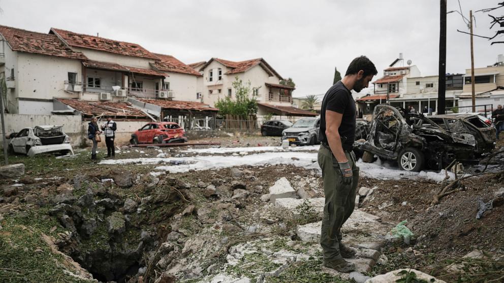 PHOTO: A member of the Israeli police's bomb squad inspects the site of a missile strike in Petah Tikva, near Tel Aviv, Israel, on Nov. 24, 2024.