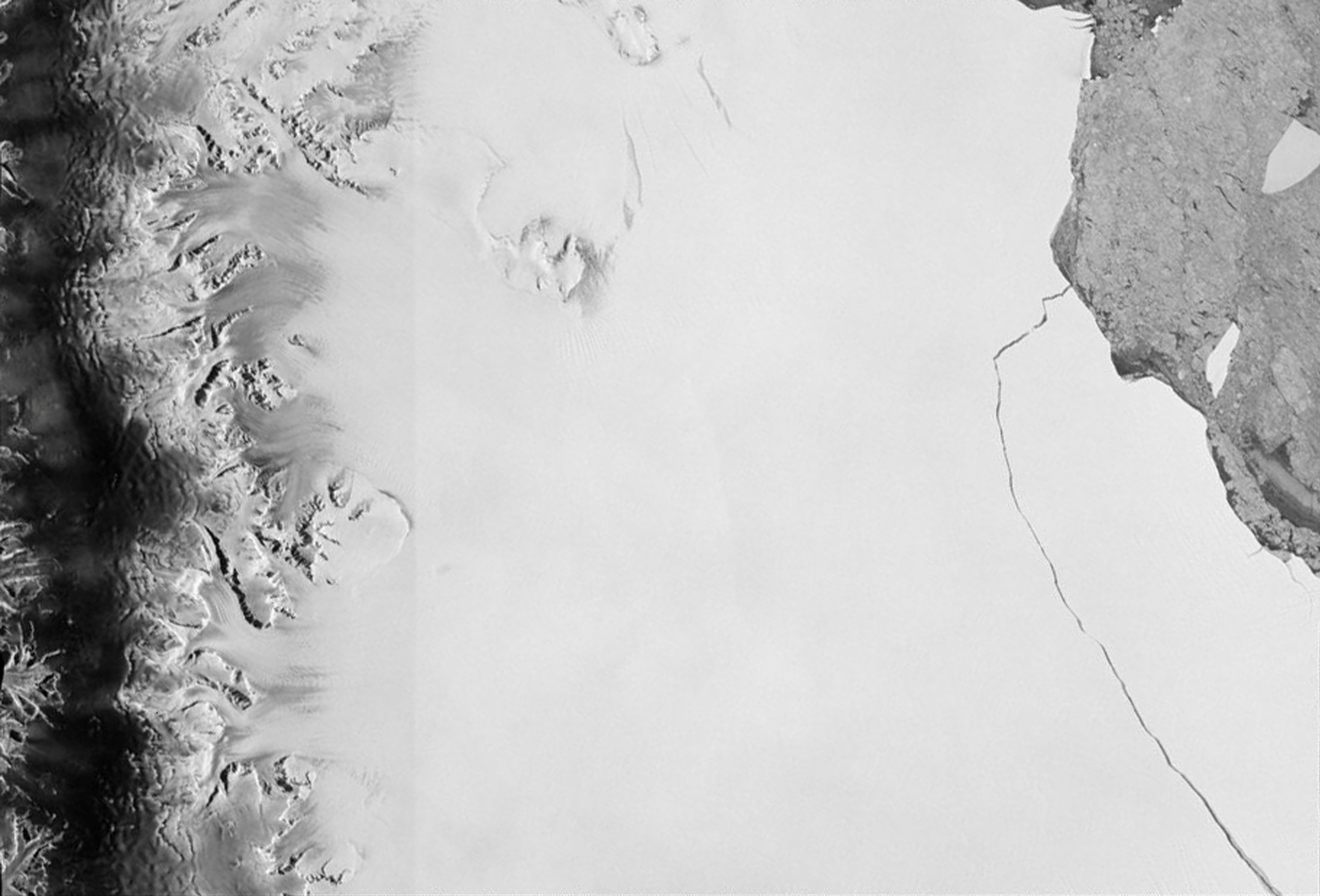 PHOTO: A section of an iceberg about 6,000 sq km broke away as part of the natural cycle of iceberg calving off the Larsen-C ice shelf in Antarctica in this satellite image released by the European Space Agency, July 12, 2017.