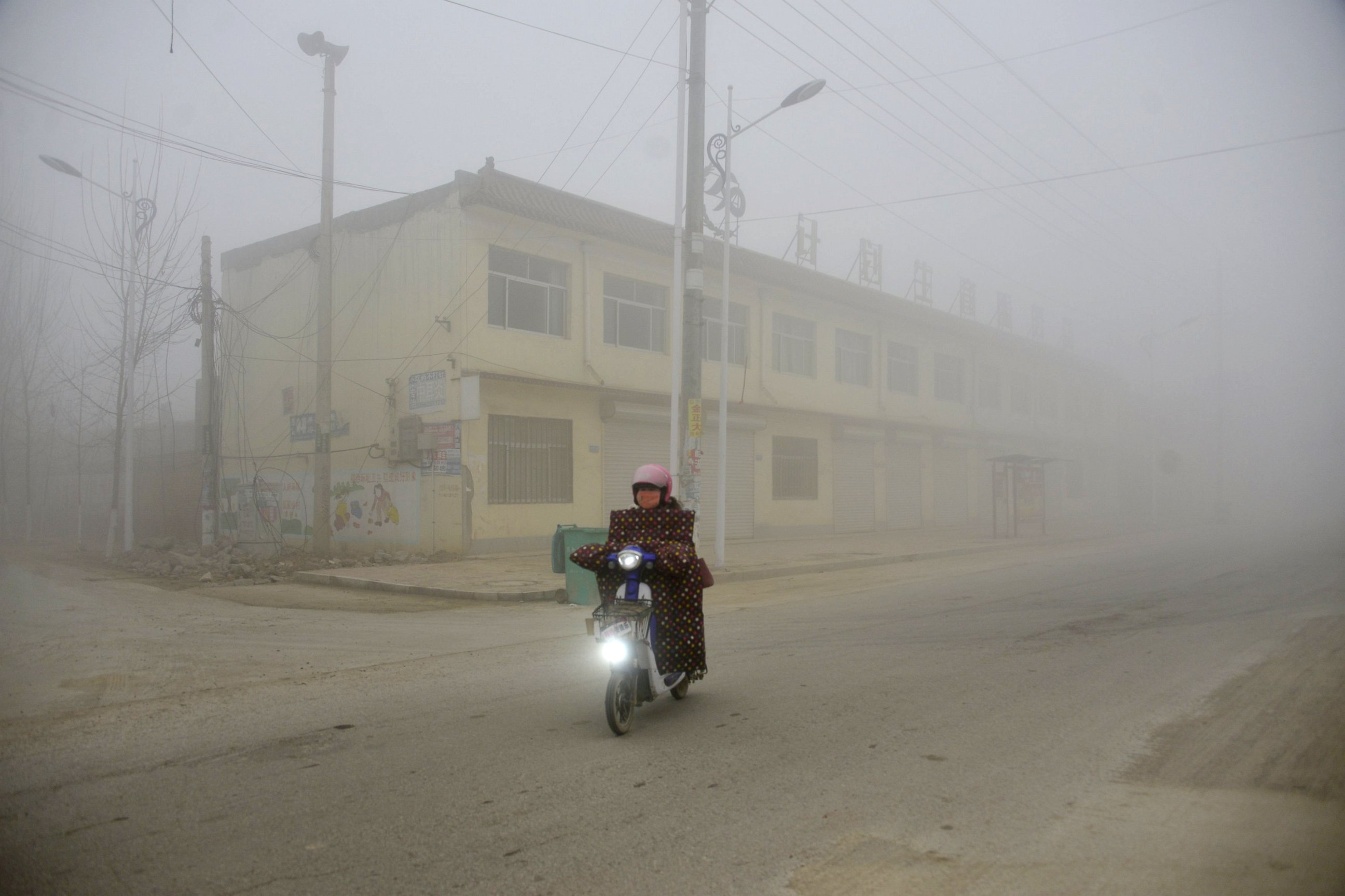 PHOTO: A cyclist rides along a street in heavy smog during a polluted day in Liaocheng, Shandong province, China, Dec. 20, 2016. 