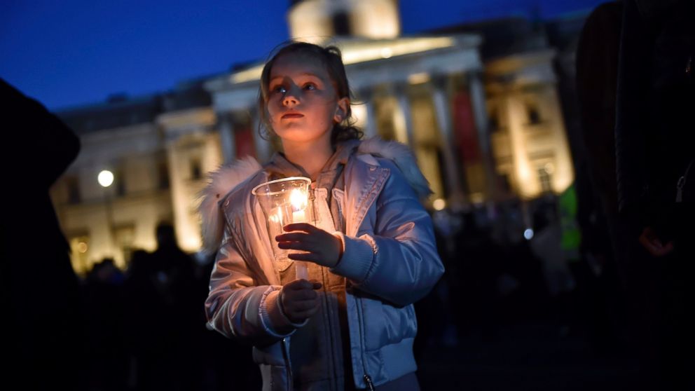 PHOTO: People light candles at a vigil in Trafalgar Square the day after an attack, in London, March 23, 2017.  