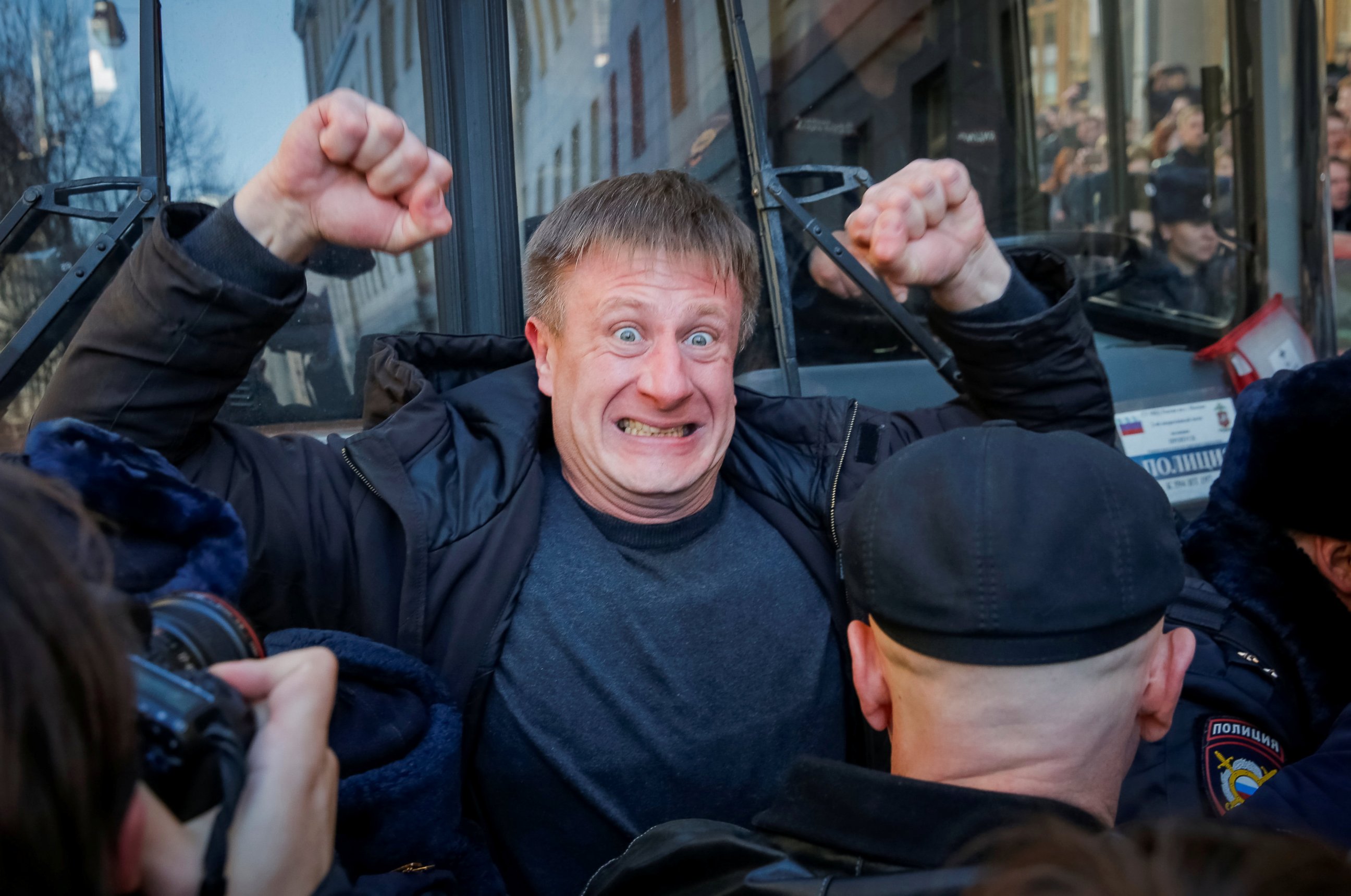 PHOTO: An opposition supporter blocks a police van transporting detained anti-corruption campaigner and opposition figure Alexei Navalny during a rally in Moscow, Russia, March 26, 2017. 