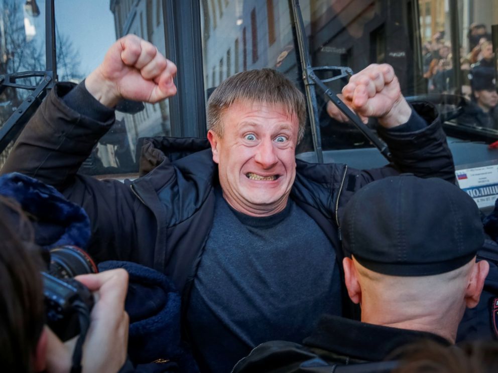 PHOTO: An opposition supporter blocks a police van transporting detained anti-corruption campaigner and opposition figure Alexei Navalny during a rally in Moscow, Russia, March 26, 2017.