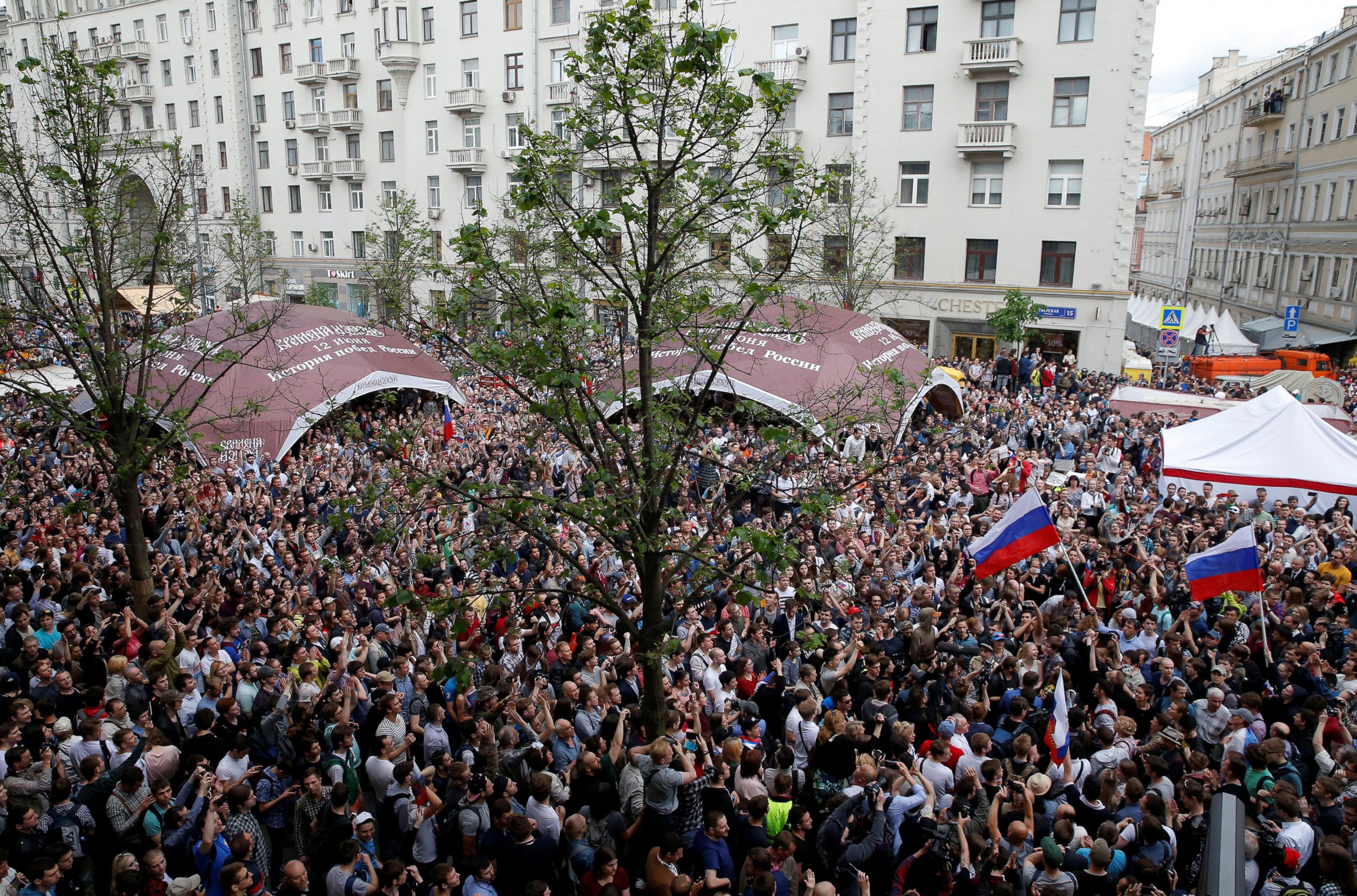 PHOTO: Demonstrators take part in an anti-corruption protest organised by opposition leader Alexei Navalny, in central Moscow, June 12, 2017.