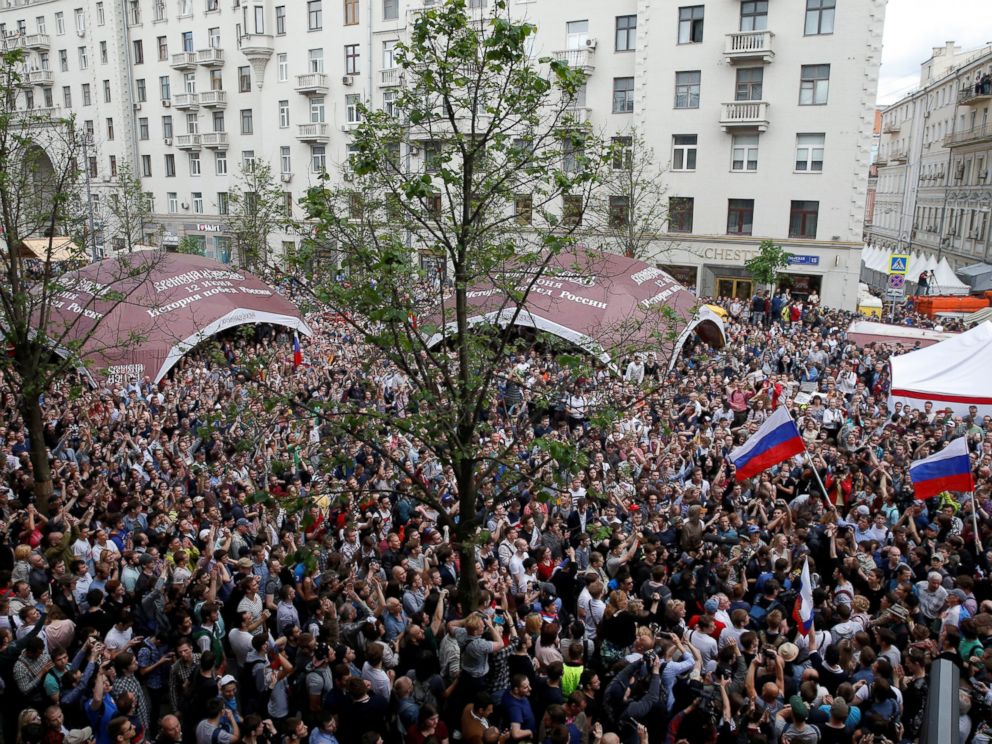 PHOTO: Demonstrators take part in an anti-corruption protest organised by opposition leader Alexei Navalny, in central Moscow, June 12, 2017.