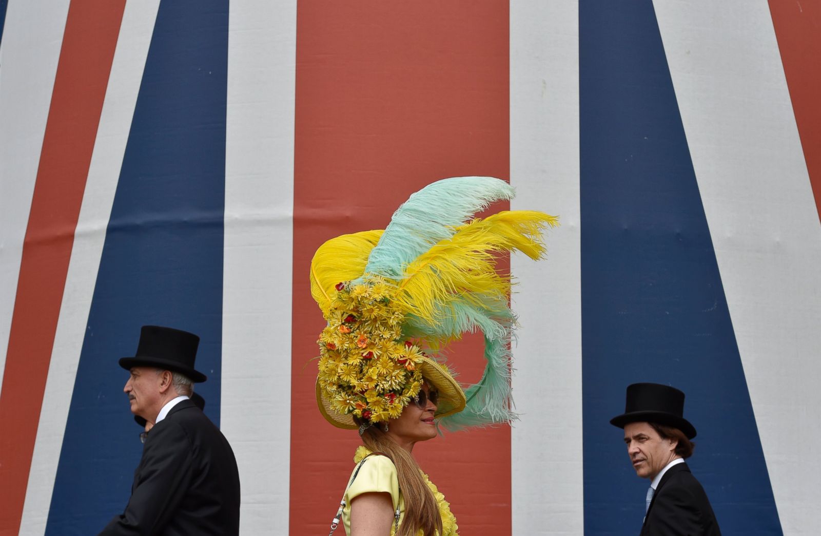 British show. Парад шляпок в Англии в Аскоте. Ascot Races hats. Шляпы скачки оригинальные. Шляпы к скачкам в Англии.