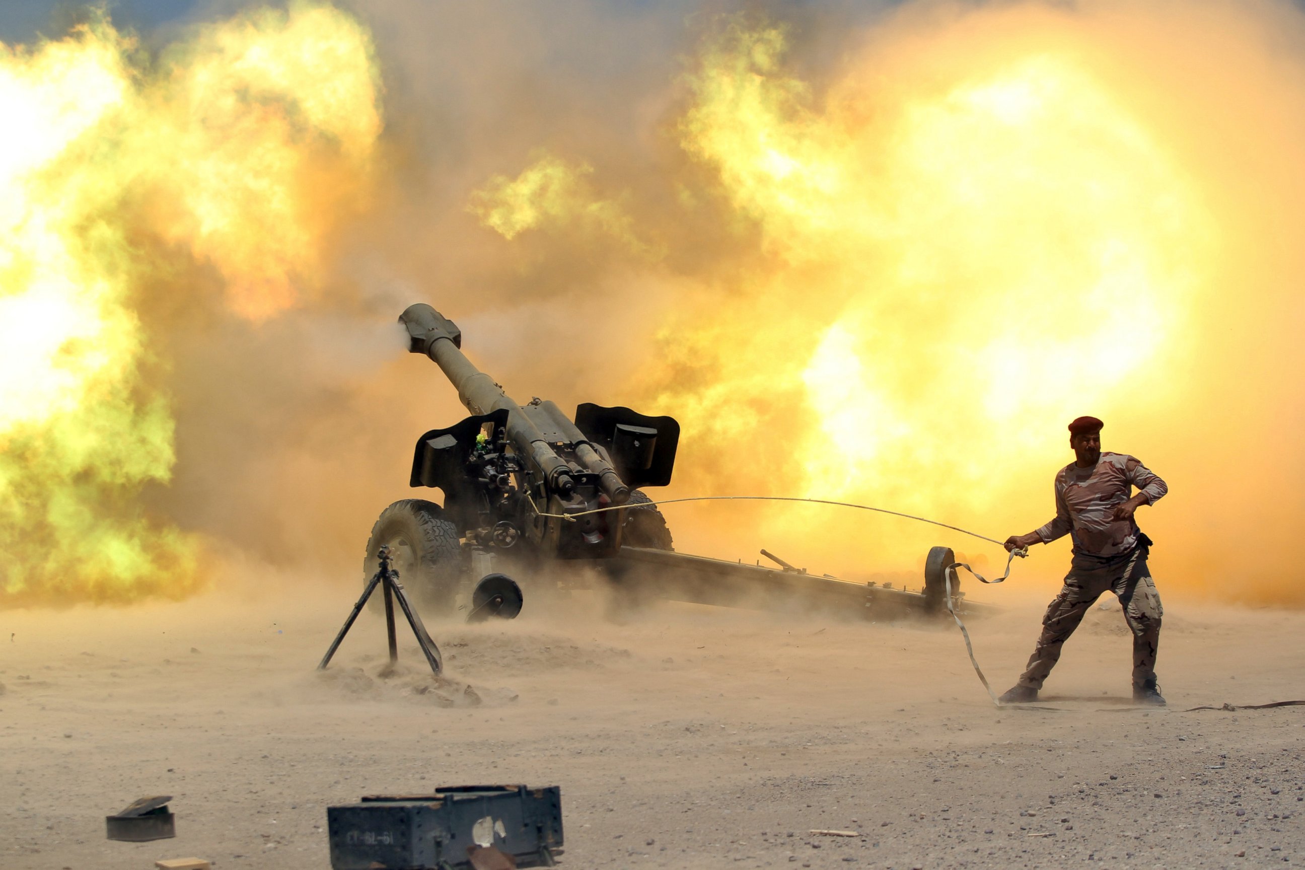 PHOTO:A member of the Iraqi security forces fires artillery during clashes with Islamic State militants near Fallujah, Iraq, May 29, 2016. 
