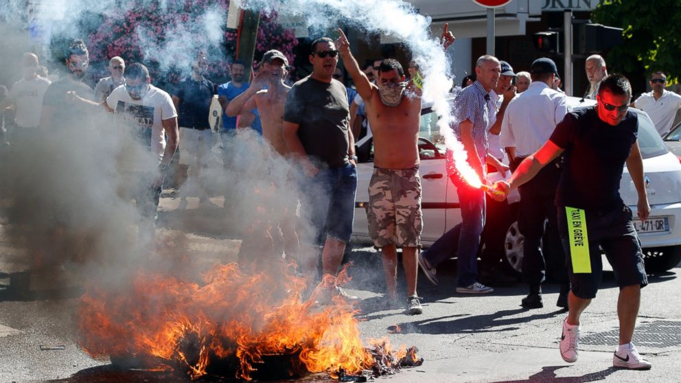 PHOTO: Taxi drivers on strike burn tires during a national protest against car-sharing service Uber in Marseille, France, June 25, 2015.
