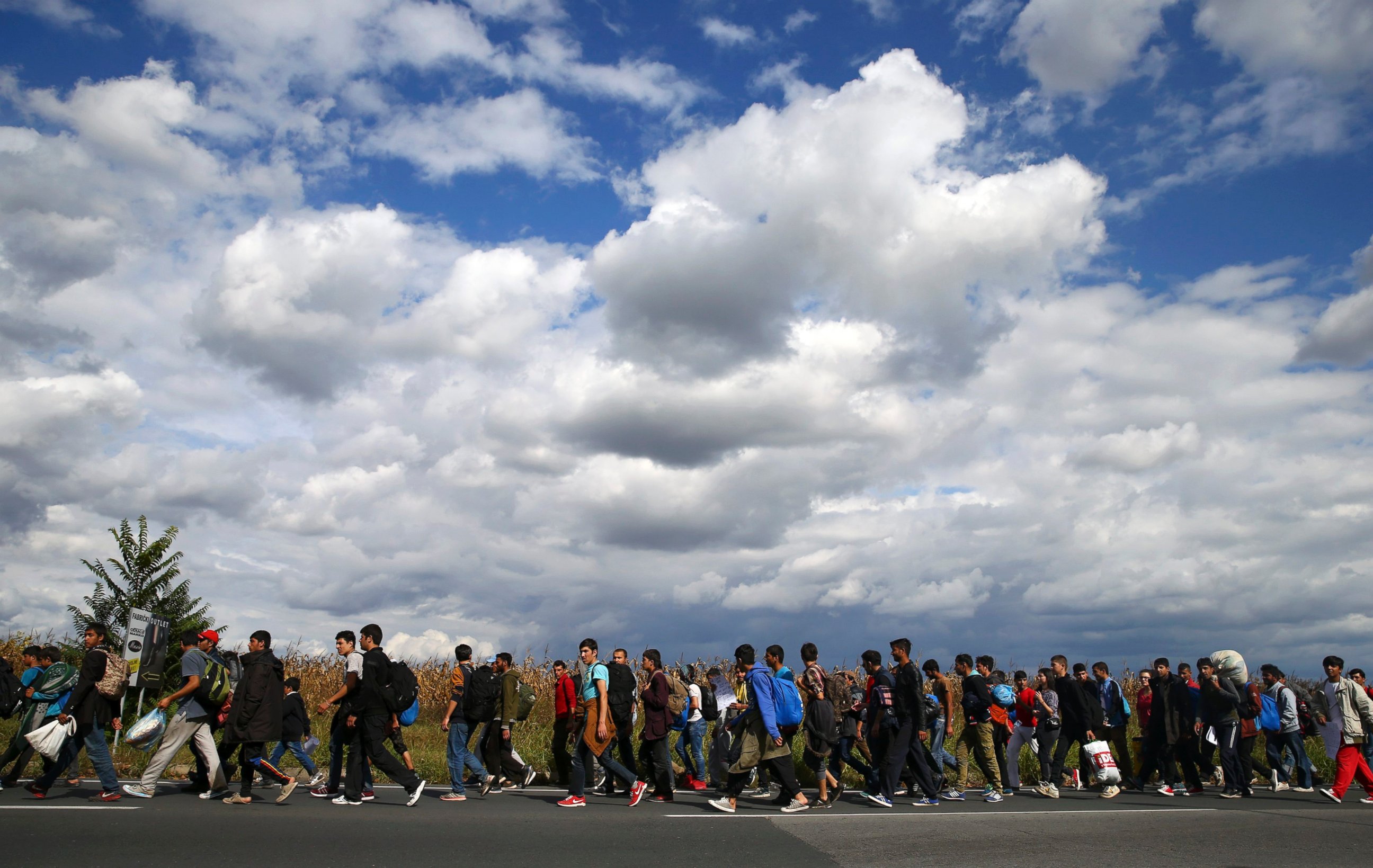 PHOTO: Several hundred refugees and migrants walk heading in the direction of the Hungarian border in Belgrade, Serbia, Oct. 4, 2016.