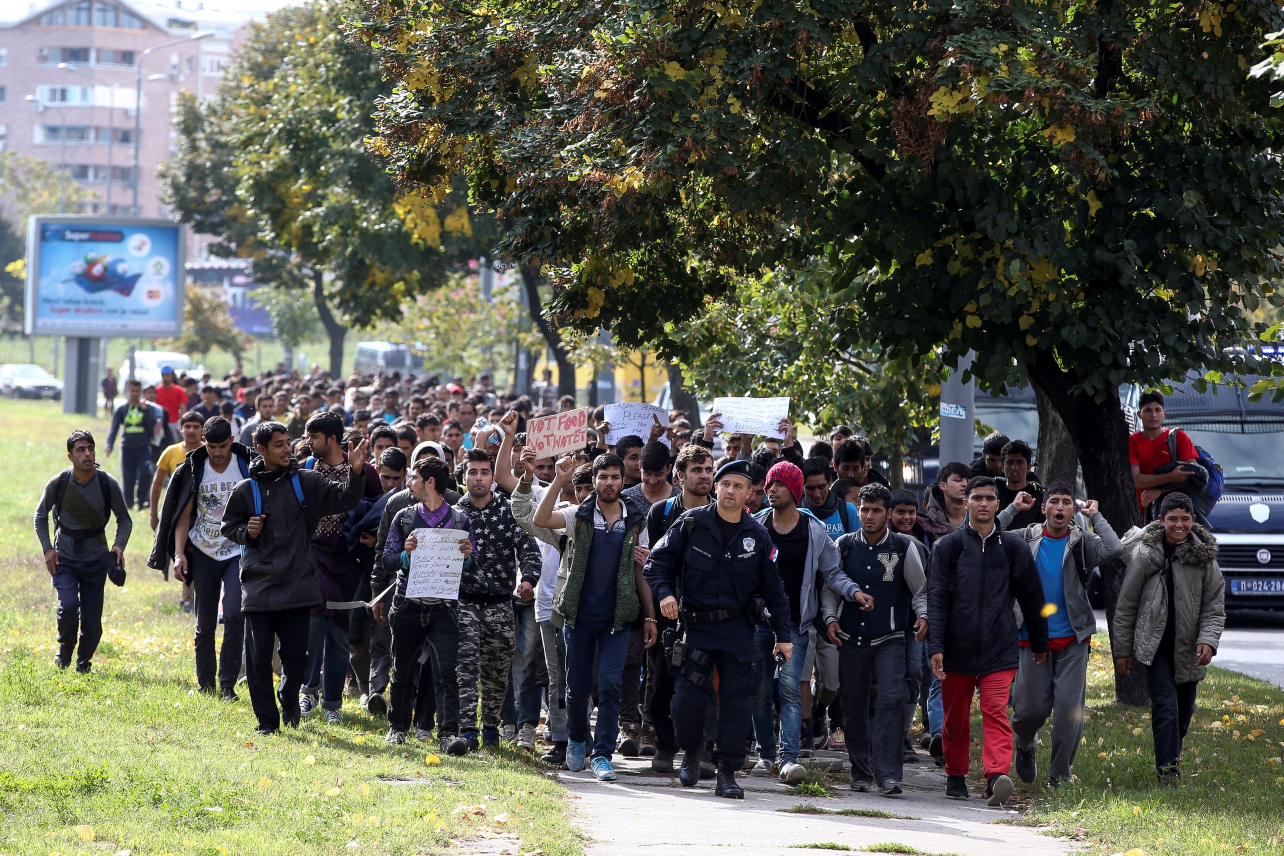 PHOTO: Several hundred refugees and migrants walk heading in the direction of the Hungarian border in Belgrade, Serbia, Oct. 4, 2016. 