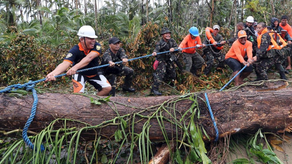 Soldiers join together to pull a fallen tree toppled by Typhoon Hagupit in Eastern Samar, in central Philippines, Dec. 8, 2014. 