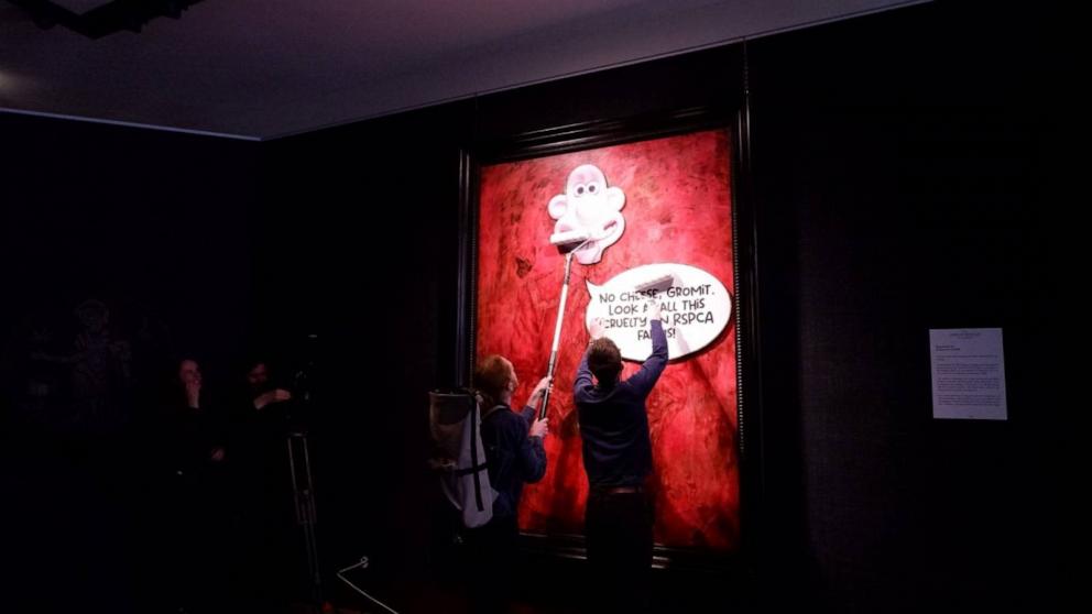 Un nuovo ritratto di Re Carlo è stato vandalizzato durante una mostra a Londra, ha detto un gruppo per i diritti degli animali