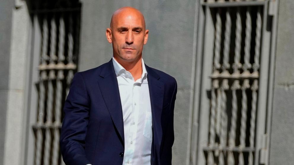 Juez dice que el exfutbolista español podría ser juzgado por beso