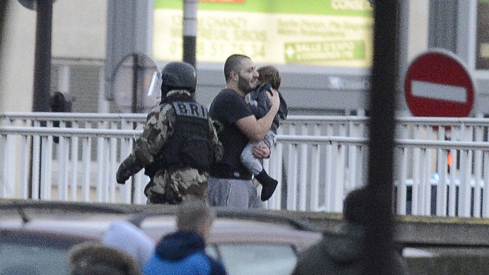 French special forces evacuate hostages from a kosher market at Porte de Vincennes in Paris, Jan. 9, 2015. 