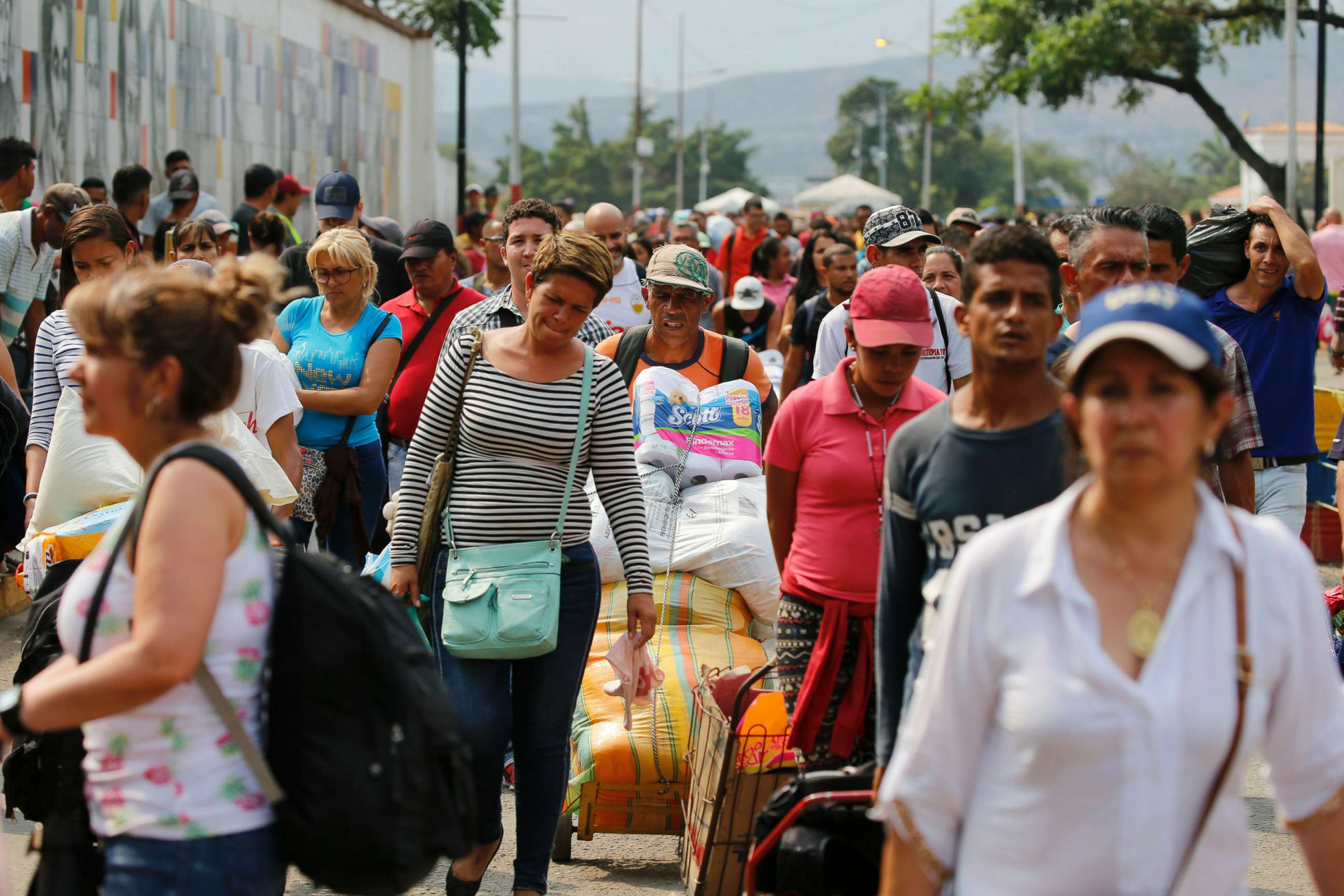 PHOTO: Venezuelans return to their country through the San Antonio del Tachira, Venezuela crossing, after shopping in Cucuta, Colombia, Feb. 8, 2019. 